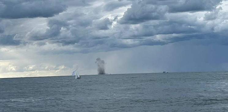 В Севастополе прогремели взрывы, а к берегу прибило лодку-беспилотник ВСУ