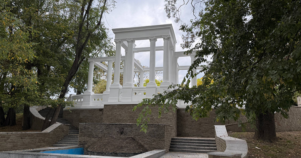 В Городском Саду Краснодара завершили ремонт исторической колоннады