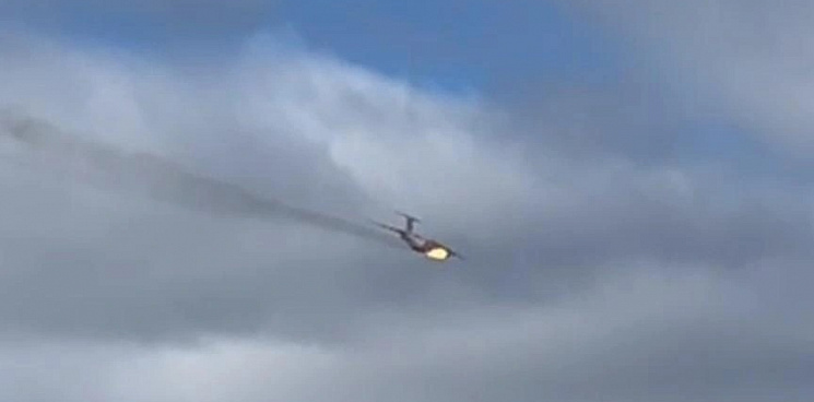 Появилось видео падения Ил-76 в Ивановской области – у самолёта загорелся двигатель