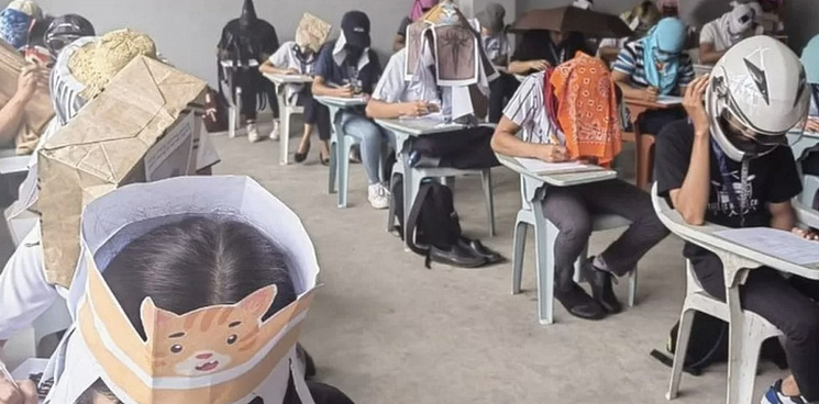 «Учителю на заметку!» На Филиппинах студенты пришли на экзамен в «антисписывательных шляпах»
