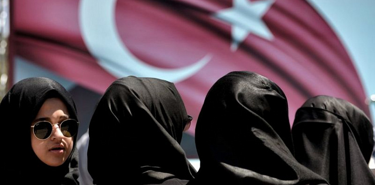 «Вы животные! Конфликт мухаммедистов и кемалистов разгорается!» В Турции всё чаще происходят нападки на мусульманок в хиджабах – ВИДЕО