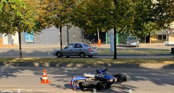 «Переходил дорогу на красный»: в Краснодаре произошло ДТП, пешеход погиб, а мотоциклист в тяжёлом состоянии доставлен в больницу