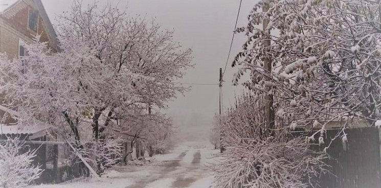 В Мостовском районе Краснодарского края снегом замело дороги 