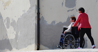 «Городская среда отрицательно адаптивна»: в Краснодаре маломобильные граждане вынуждены ехать в коляске по дороге – ВИДЕО