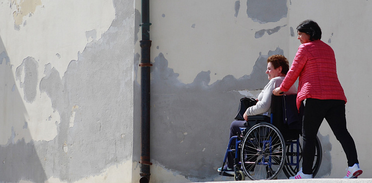 «Городская среда отрицательно адаптивна»: в Краснодаре маломобильные граждане вынуждены ехать в коляске по дороге – ВИДЕО