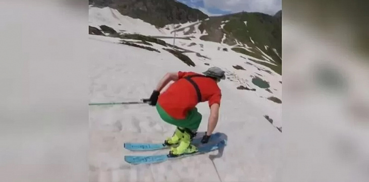 В Сочи туристы совершили заезд на лыжах по июльскому снегу
