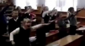 «Зиг хайль! Нужна денацификация?» На Украине ученики младших классов выкрикнули нацистское приветствие по указке старшеклассников – ВИДЕО