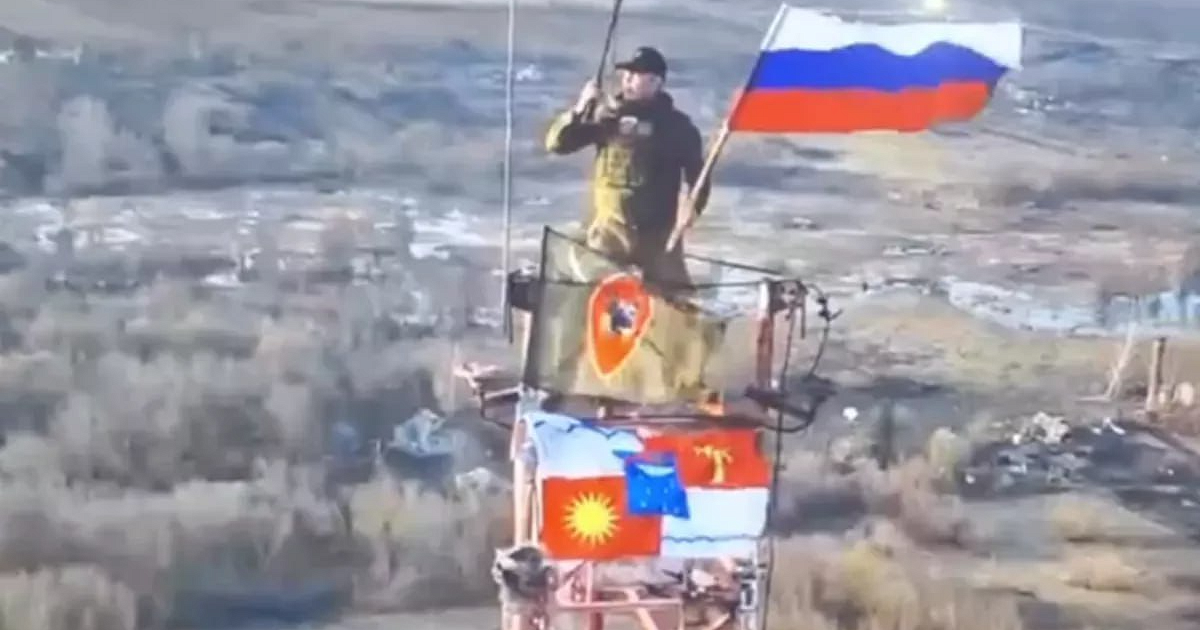 Боец СВО водрузил флаг Сочи над освобожденным селением в Курской области