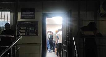 «Навели порядок?» В Краснодаре полицейские задержали 76 мигрантов после рейда в ЖК «Самолёт» - ВИДЕО