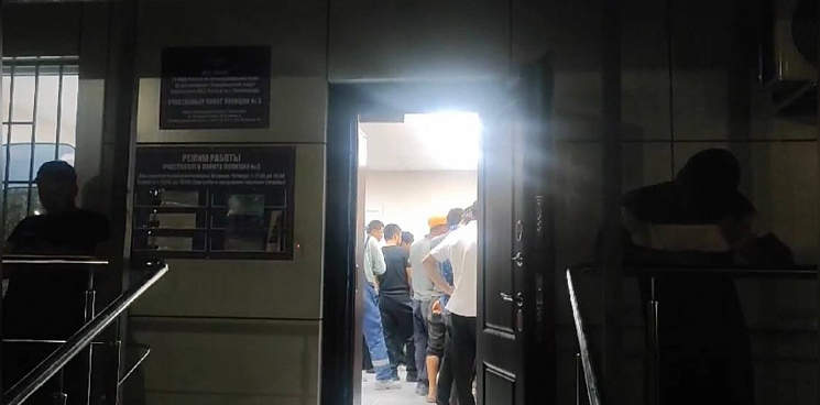 «Навели порядок?» В Краснодаре полицейские задержали 76 мигрантов после рейда в ЖК «Самолёт» - ВИДЕО