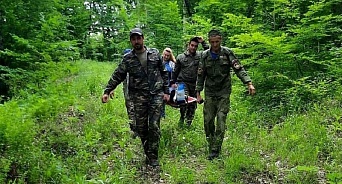 На Кубани женщину с переломом ноги эвакуировали из леса спасатели и фельдшер