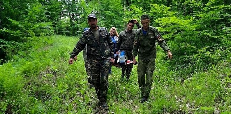 На Кубани женщину с переломом ноги эвакуировали из леса спасатели и фельдшер