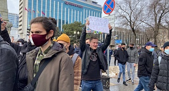 В Краснодаре полицейские автозаки движутся в сторону демонстрантов