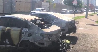 На улице Думенко в Краснодаре сгорело две машины