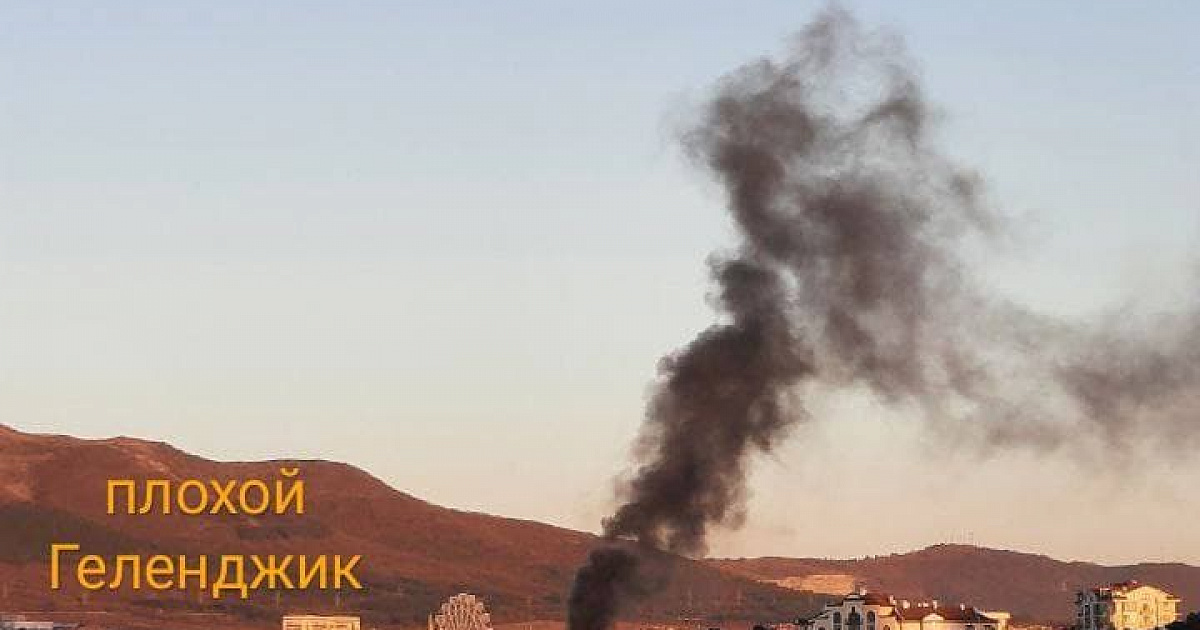 В Геленджике полыхает частный дом