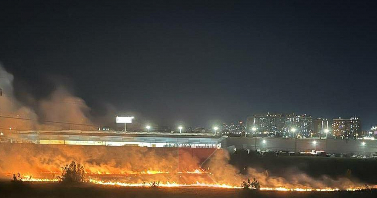 «Поджог или случайность?» Ночью в Краснодаре пожар стремительно охватил большую площадь около супермаркета – ВИДЕО