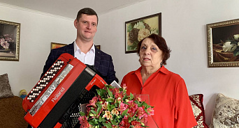 «Щедрая душа!» Жительница Краснодара подарила Кубанскому казачьему хору баян за полмиллиона