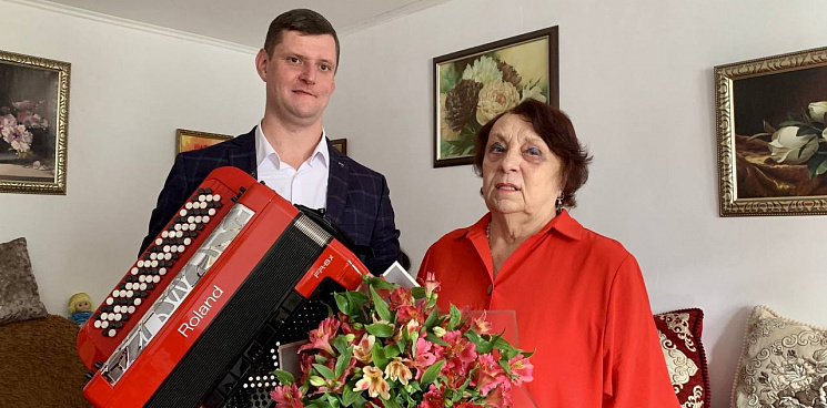 «Щедрая душа!» Жительница Краснодара подарила Кубанскому казачьему хору баян за полмиллиона