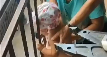 «Было любопытно, что там внизу»: в Сочи спасатели помогли малышу, застрявшему головой в ограждении балкона - ВИДЕО 
