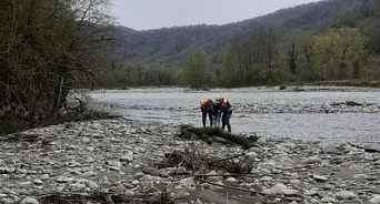 В Сочи спасатели эвакуировали из бурлящей горной реки туристку из Кирова