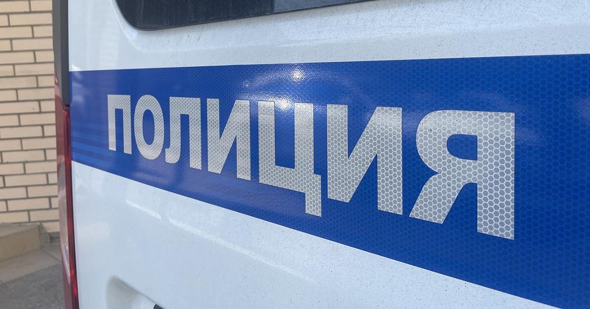 Бесстрашный хулиган справил нужду на полицейский автомобиль в Новороссийске