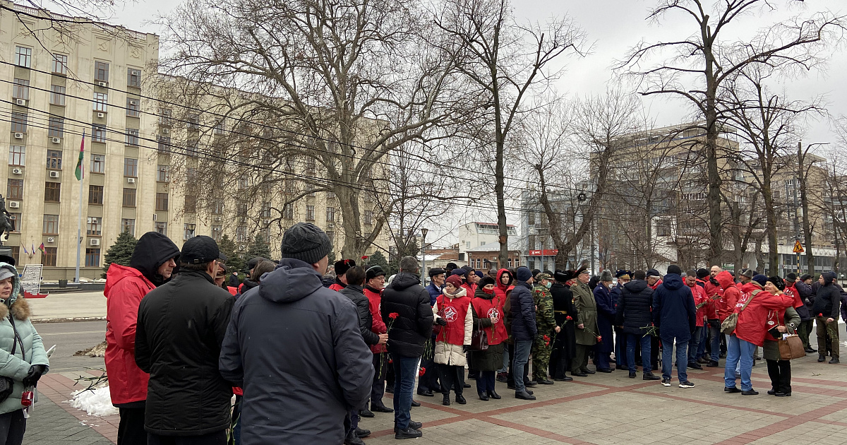 В Краснодаре КПРФ и ее сторонники возложили цветы к памятнику Г.К. Жукову