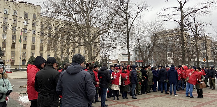 В Краснодаре КПРФ и ее сторонники возложили цветы к памятнику Г.К. Жукову