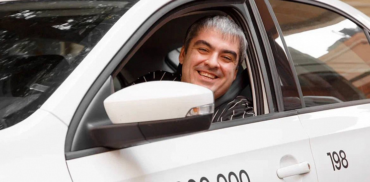 «Нечастая история»: популярный блогер-таксист из Краснодара рассказал, сколько водителям удаётся заработать на чаевых от пассажиров кубанской столицы