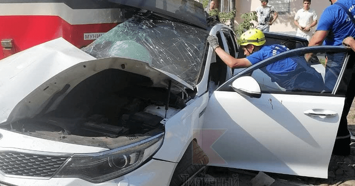 В Краснодаре в ДТП трамвай насмерть зажал девушку в машине