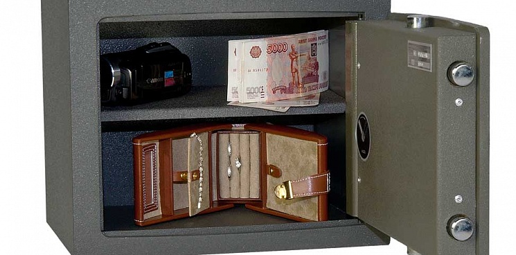 В Краснодаре вор украл из частного дома сейф с 15 млн рублей