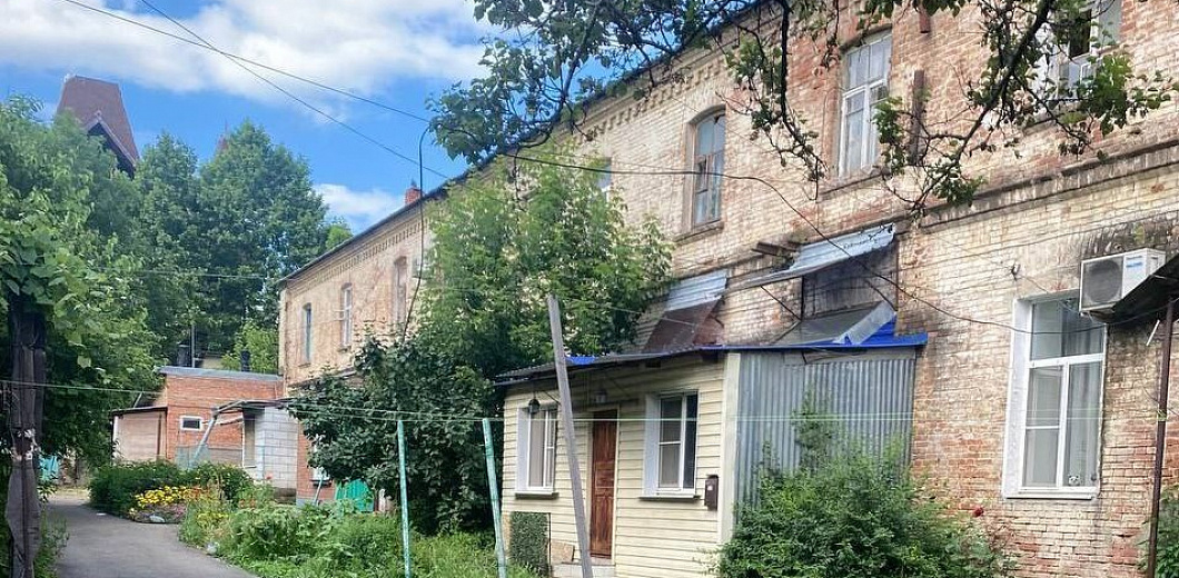 «Бастрыкин помоги!» В Краснодаре из ветхого барака власти выселяют пенсионеров и детей, а на новые квартиры компенсации им не хватит