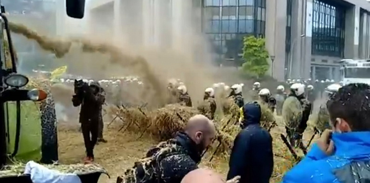 В Голландии фермеры вылили на полицию тонну навоза в знак протеста - ВИДЕО