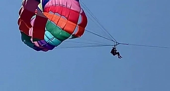 «Выжили чудом»: в Сочи у отдыхающих оборвался трос во время прогулки на парашютах