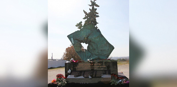 В Керчи установили памятник жертвам расстрела в Политехническом колледже 