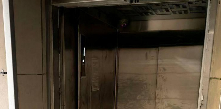 «Лифт с печальной судьбой»: в Краснодаре кто-то пытался отодрать панель неработающего лифта для инвалидов на улице Петра Метальникова – ВИДЕО