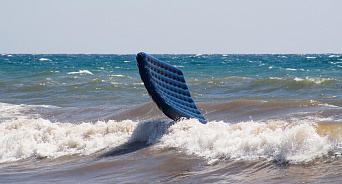 В Крыму двоих детей на надувном матрасе ветром унесло в море 
