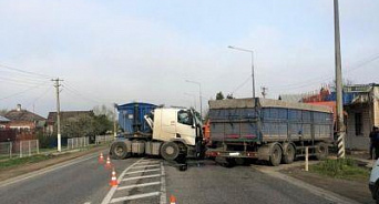 На Кубани в аварии два грузовика снесли леерное ограждения