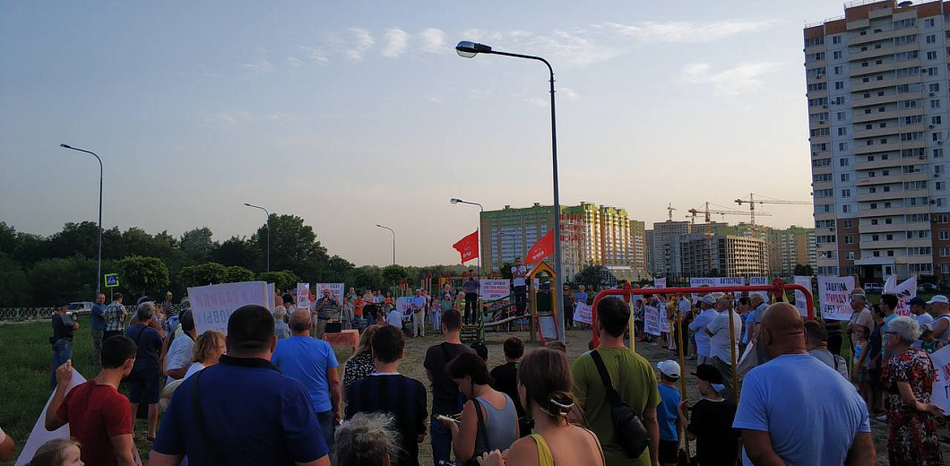 Более 300 краснодарцев вышли на митинг против сноса гаражного кооператива