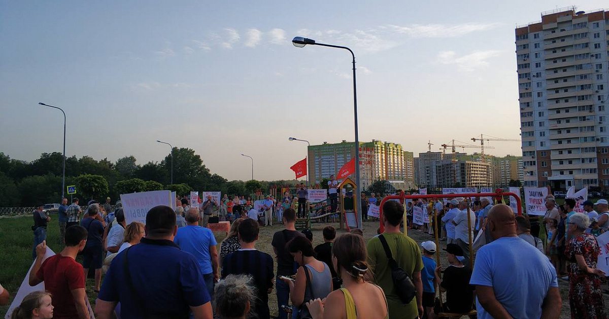 Более 300 краснодарцев вышли на митинг против сноса гаражного кооператива