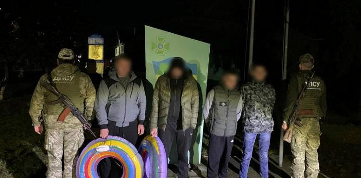 «Тикайте хлопци! Не хотим идти на фарш ради Зеленского!» На Украине задержали двух уклонистов, которые хотели переплыть реку на детских кругах и сбежать в Румынию - ВИДЕО