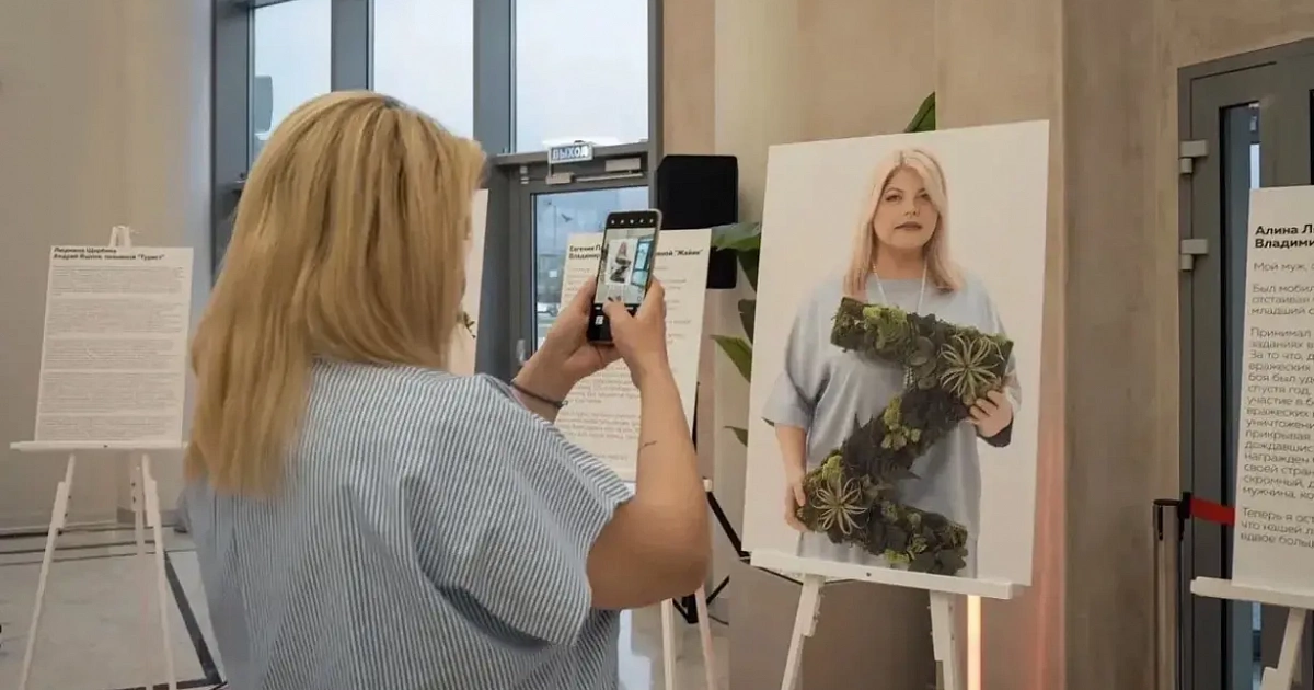 В Геленджике открылась фотовыставка о вдовах участников СВО «Цветы героев»