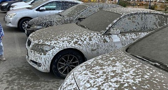 В Краснодаре на припаркованные автомобили пролился бетон