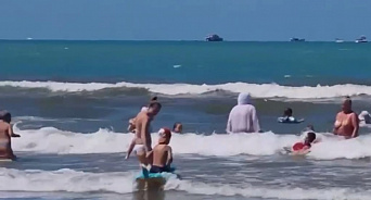 В Анапе туристы с детьми купаются в море несмотря на запрет 