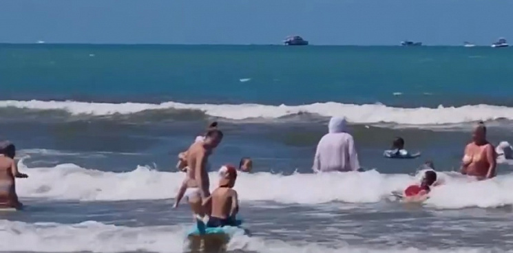 В Анапе туристы с детьми купаются в море несмотря на запрет 