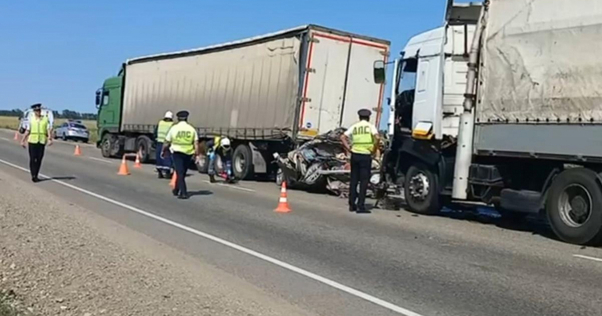 Погибшей в зажатой  большегрузами машине во время аварии на Кубани оказалась семья из Новороссийска