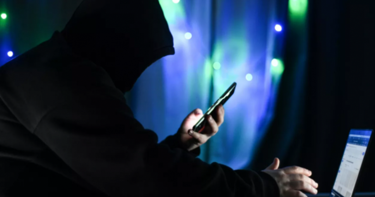 В Краснодаре 58-летняя женщина перевела мошенникам почти 1 млн рублей