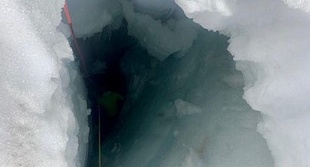 На Эльбрусе чудом зацепившихся людей спасли от падения в ледяную пропасть