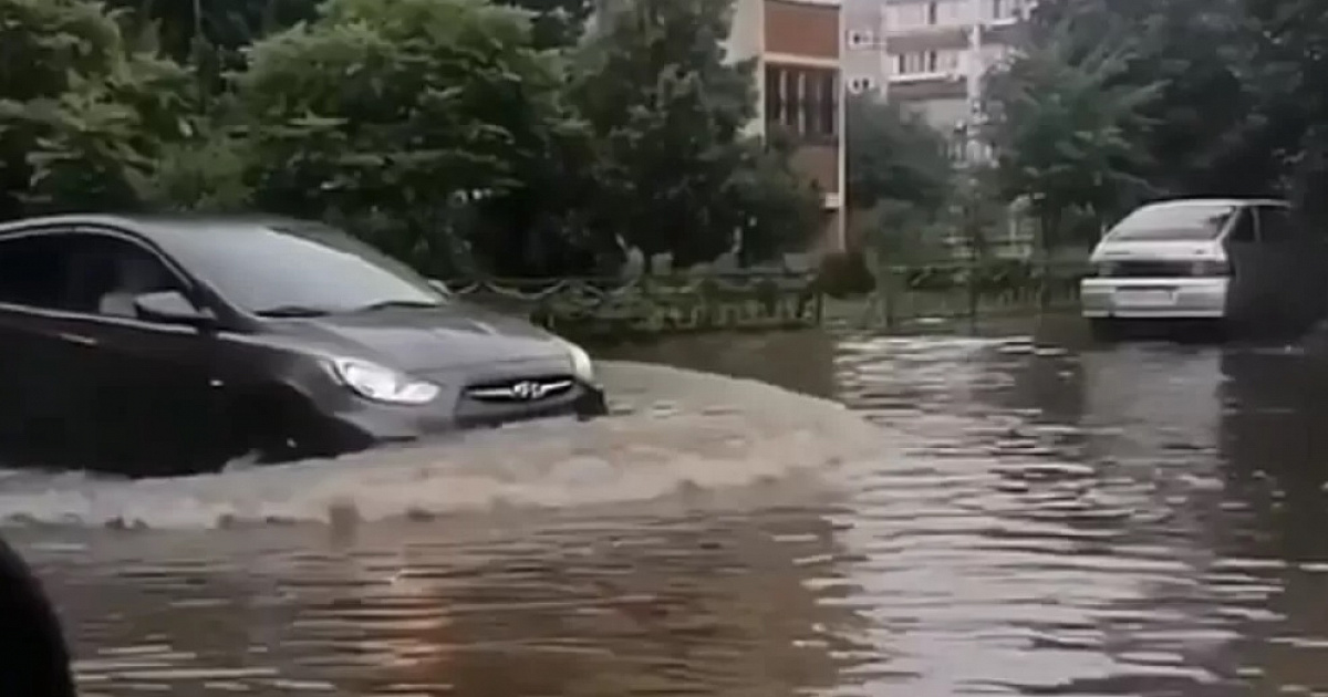 Город Кропоткин на Кубани затопило из-за залпового ливня 