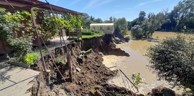 В Северском районе Кубани под домом у реки Афипс обрушился берег 
