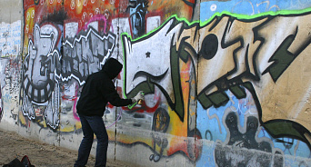 «Это наше хобби - вандалить!» В Краснодаре полиция задержала граффитистов, которые рисовали на стенах административного здания - ВИДЕО